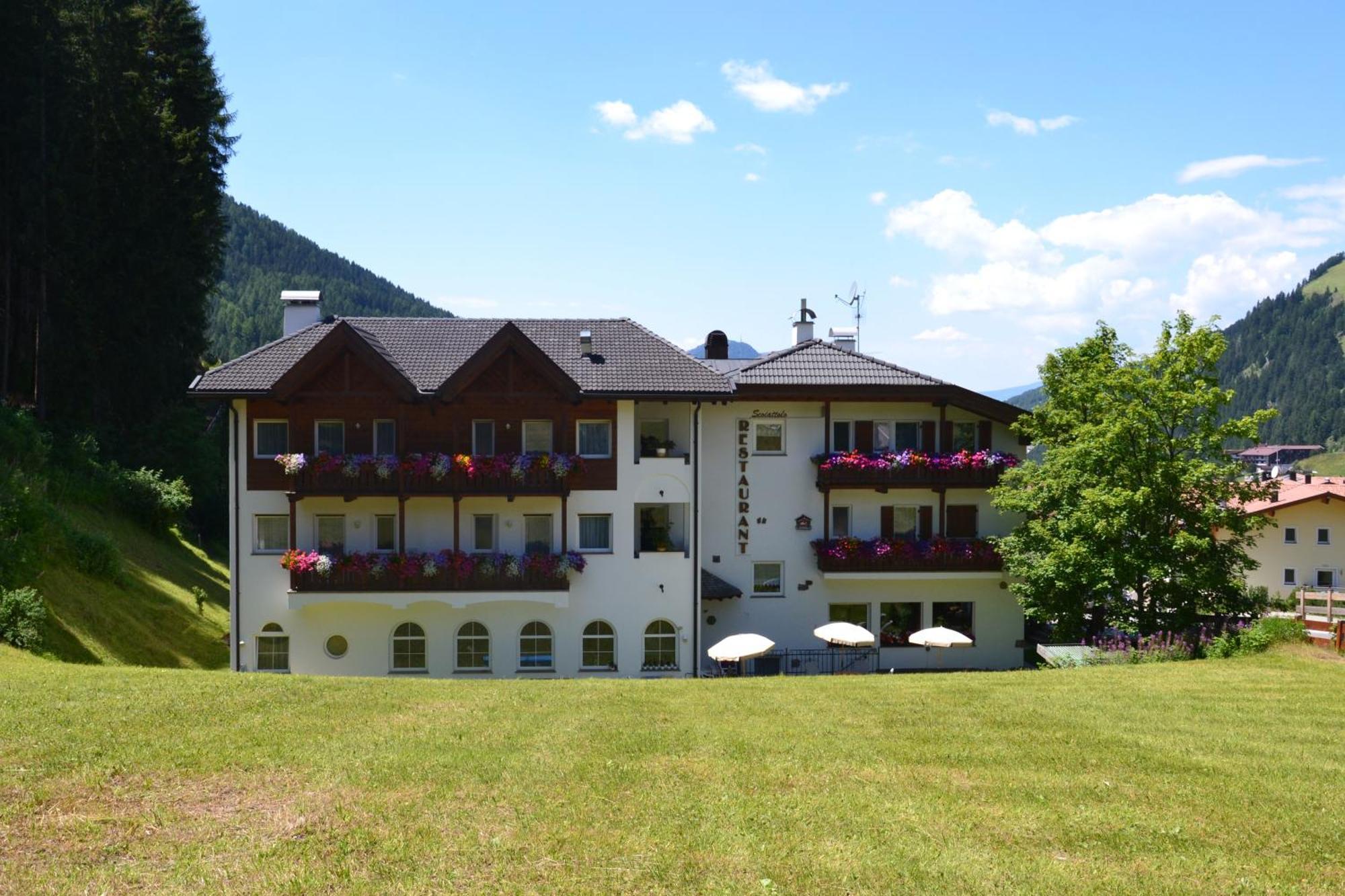 Hotel Scoiattolo Selva di Val Gardena Bagian luar foto