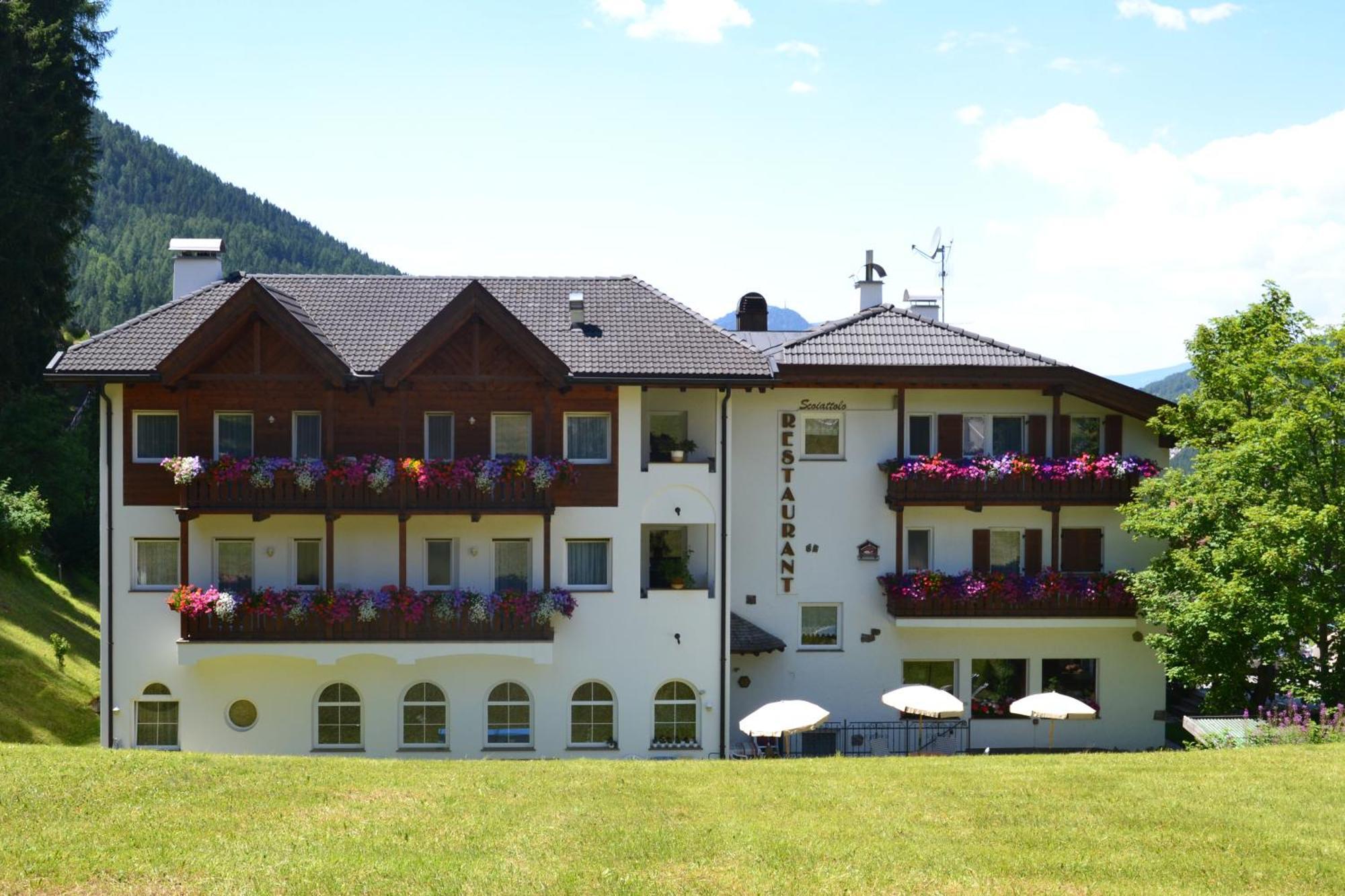Hotel Scoiattolo Selva di Val Gardena Bagian luar foto
