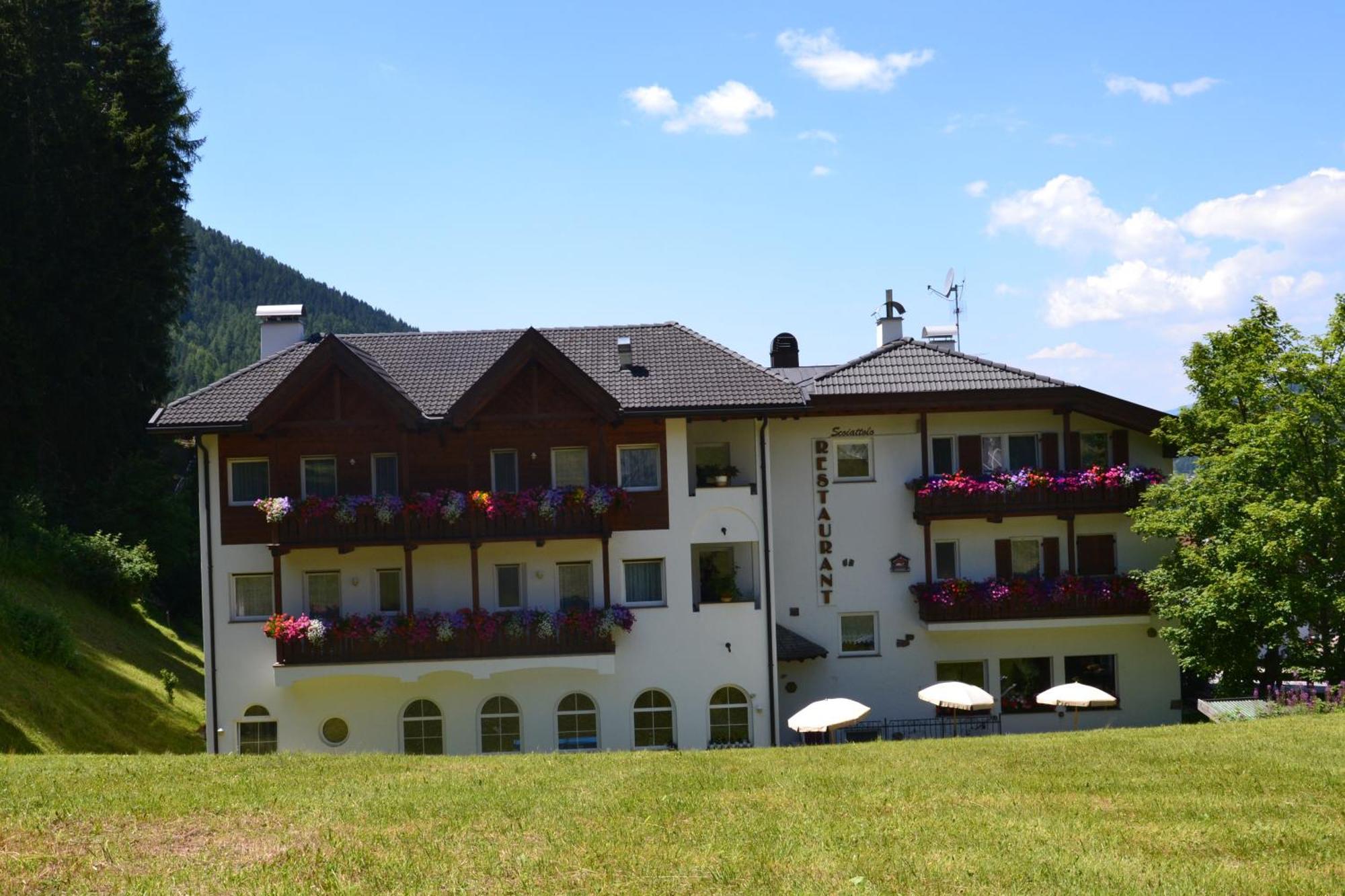 Hotel Scoiattolo Selva di Val Gardena Bagian luar foto
