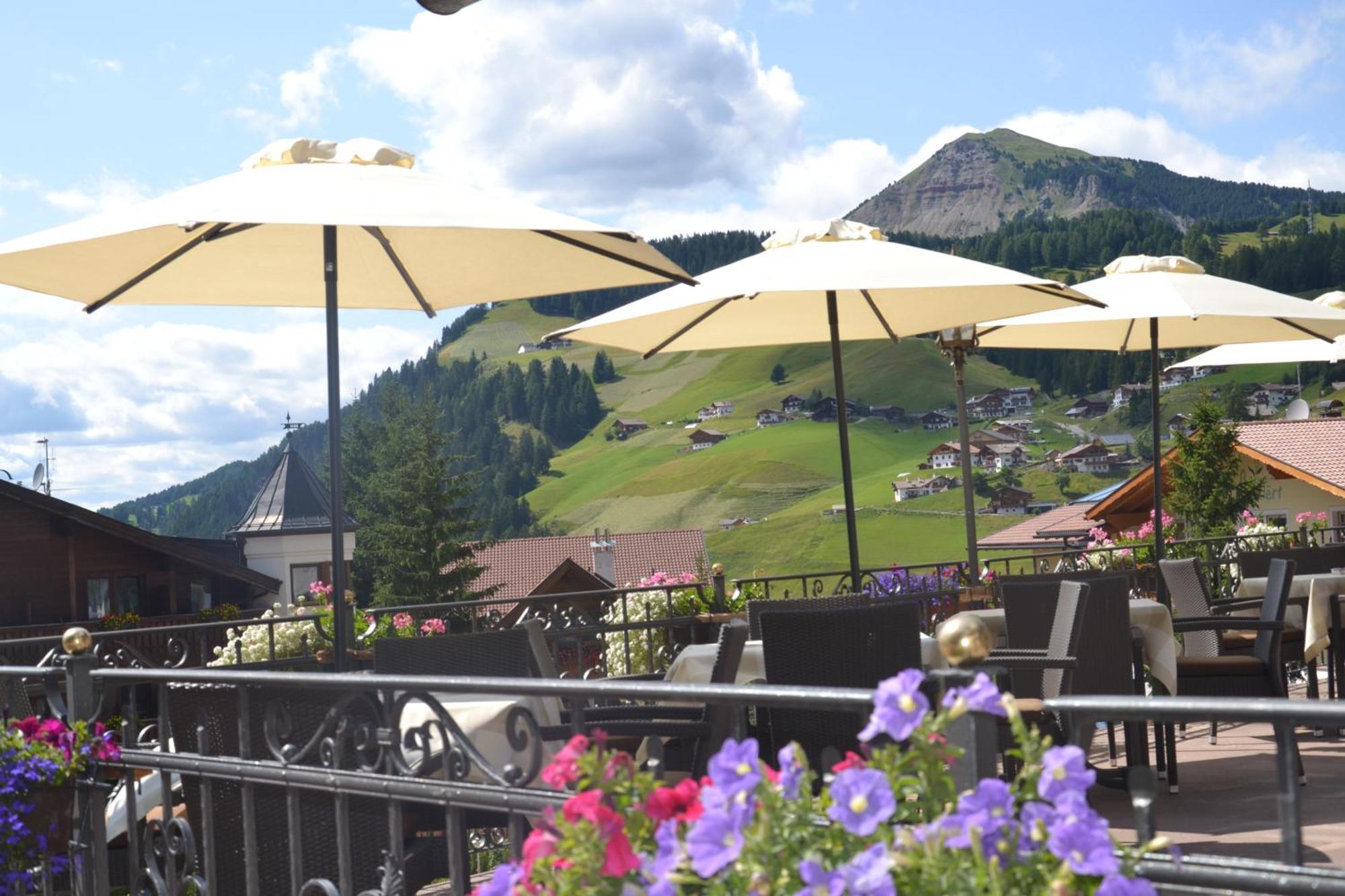 Hotel Scoiattolo Selva di Val Gardena Bagian luar foto