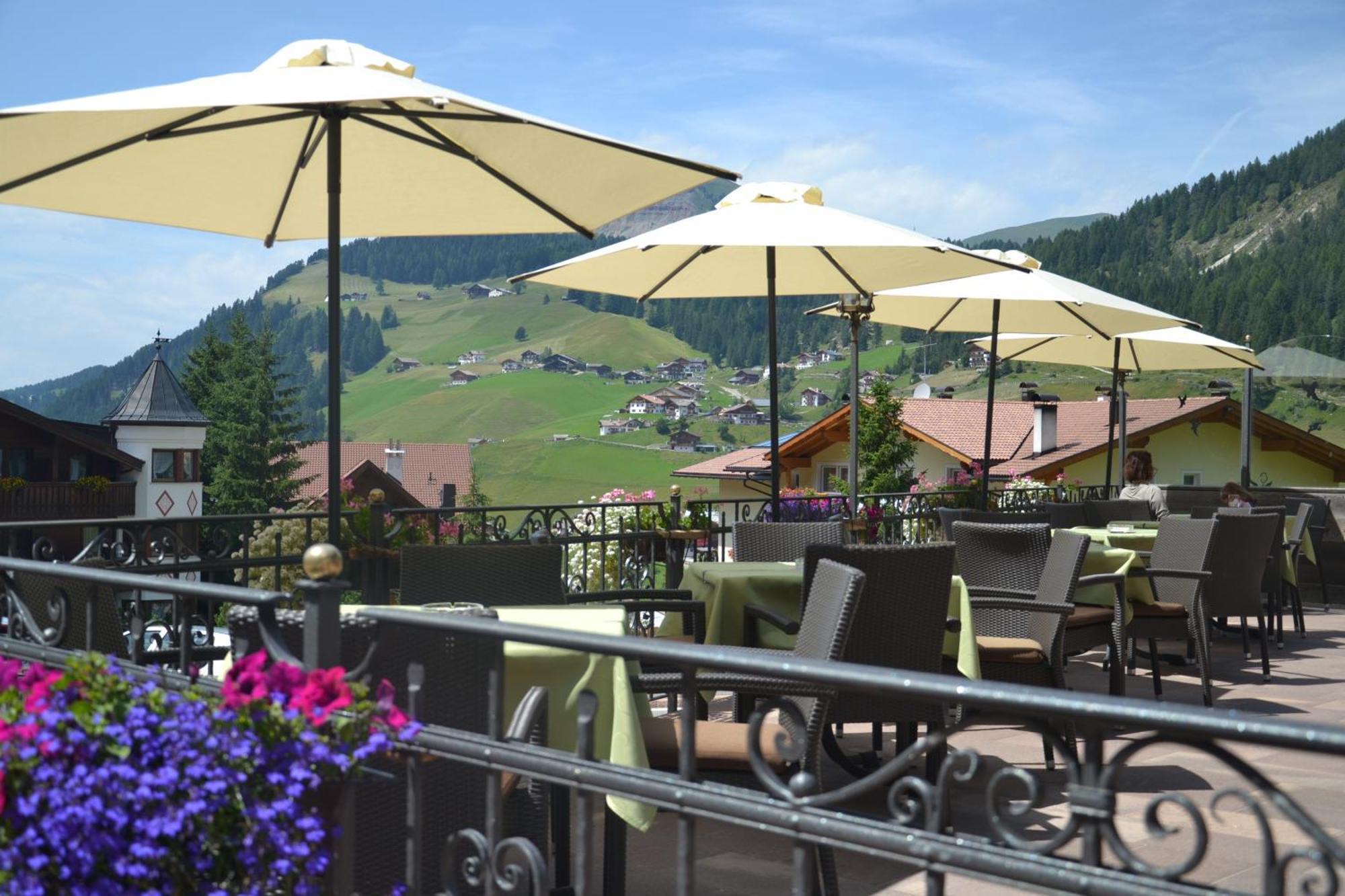 Hotel Scoiattolo Selva di Val Gardena Bagian luar foto
